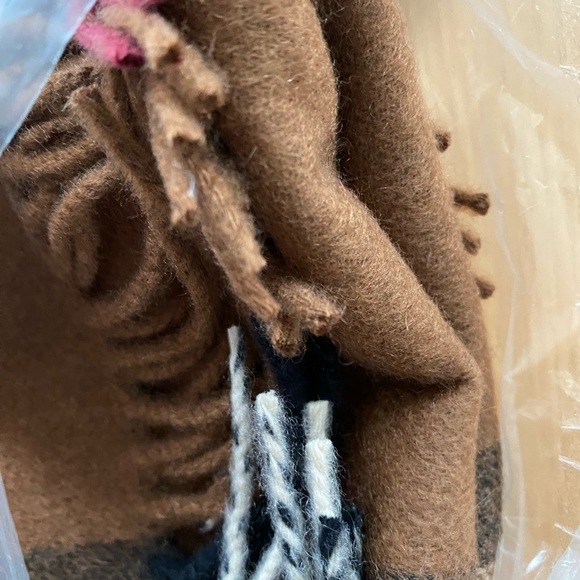 NEW Large Burberry Cashmere Scarf (O/S) - Picture 4 of 5